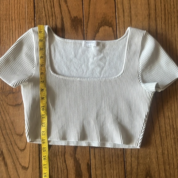 Aritzia Babaton Beige Ribbed Crop Short Sleeve Top size L - Picture 8 of 11
